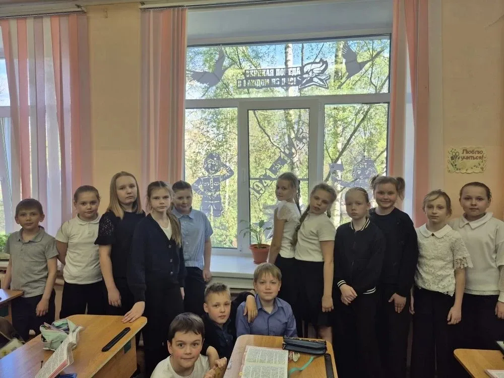 Наша школа стала частью Всероссийской патриотической акции «Окна Победы». Учащиеся вместе с классным