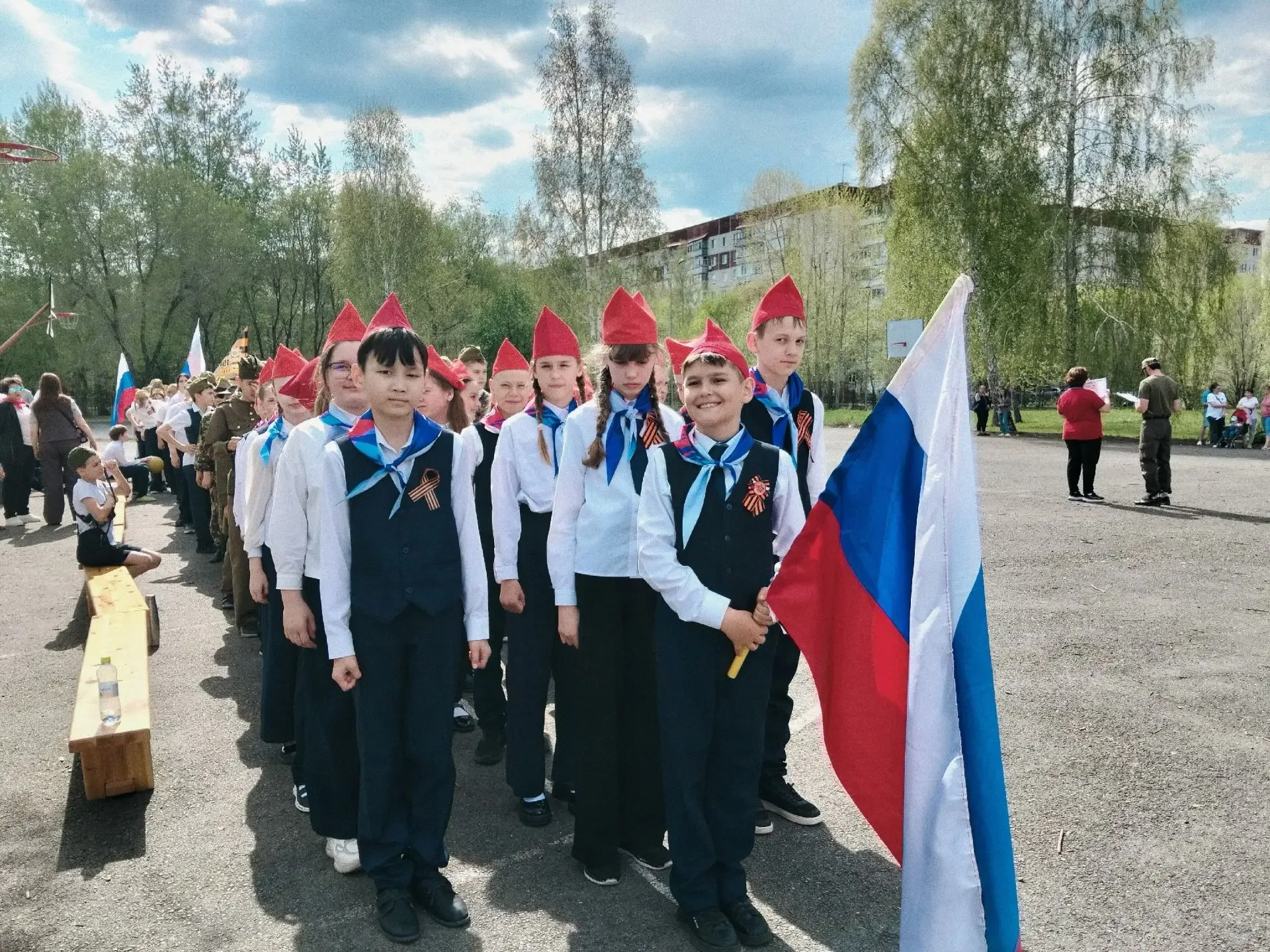🎖 Чеканя шаг и удивляя талантами: в 68-й школе прошел Смотр строя и песни!   С 4 по 7 мая двор нашей