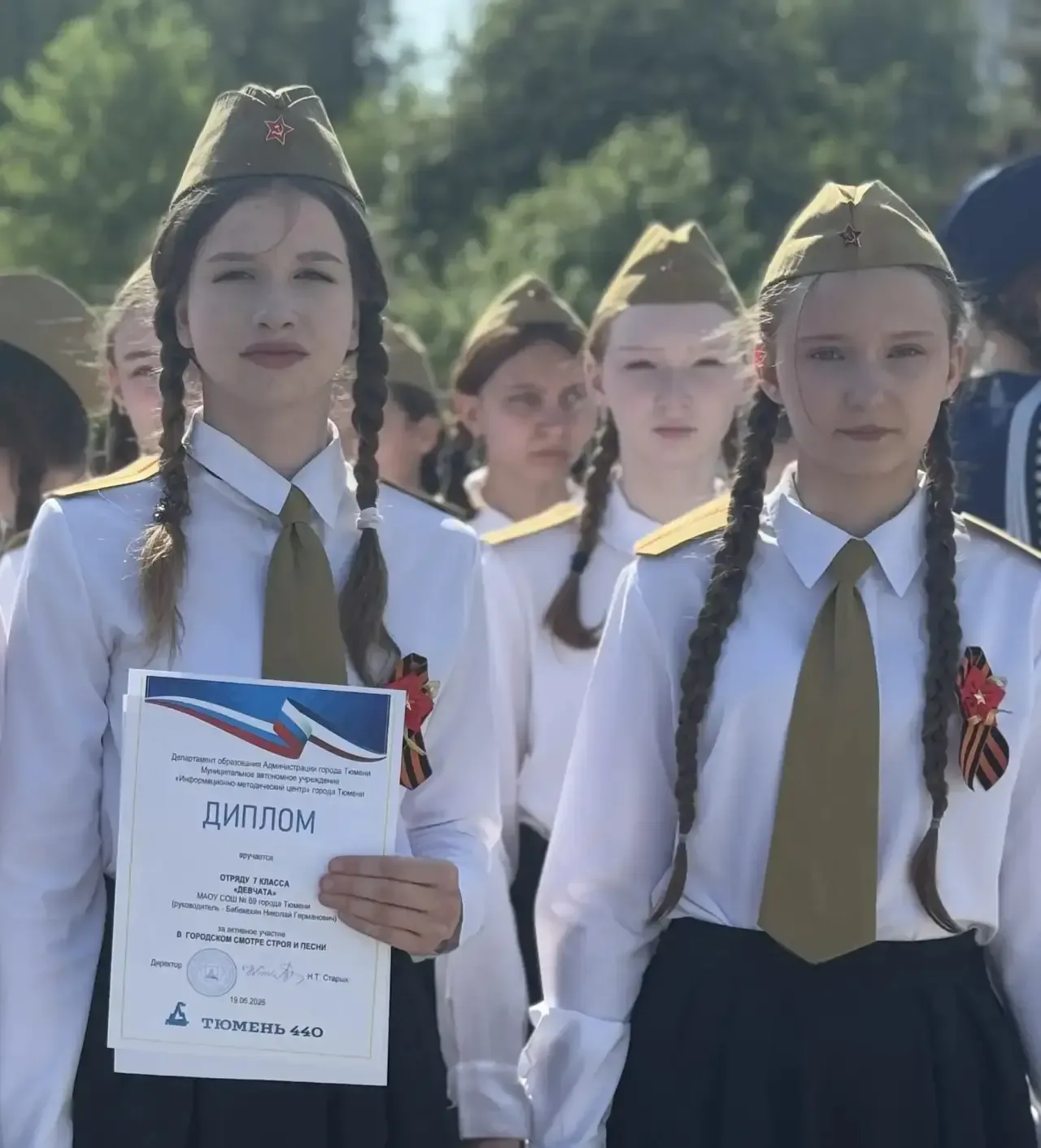 🇷🇺 Честь, песня и мороженое: как наши девушки покорили городской смотр.  19 мая ученицы нашей школы 