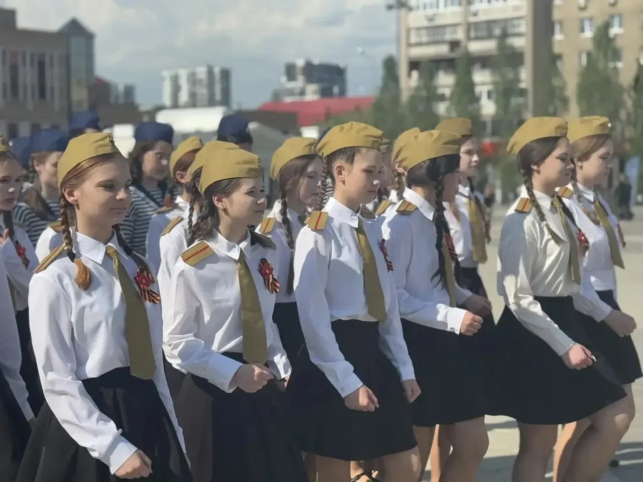 🇷🇺 Честь, песня и мороженое: как наши девушки покорили городской смотр.  19 мая ученицы нашей школы 