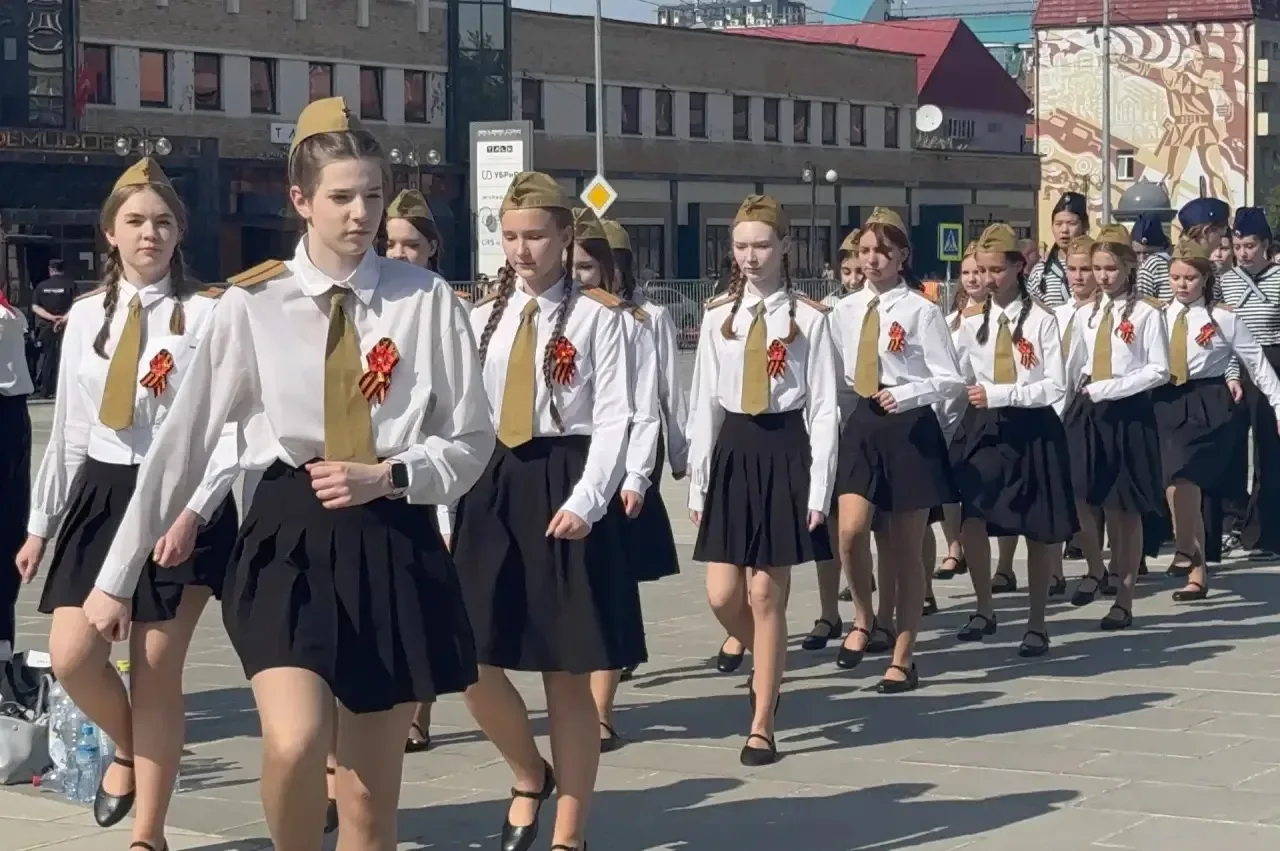 🇷🇺 Честь, песня и мороженое: как наши девушки покорили городской смотр.  19 мая ученицы нашей школы 