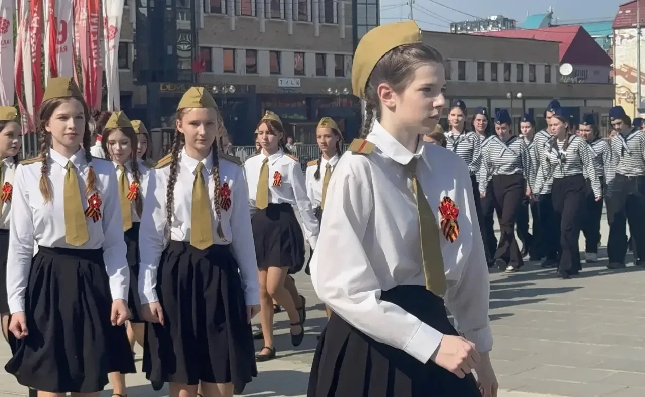 🇷🇺 Честь, песня и мороженое: как наши девушки покорили городской смотр.  19 мая ученицы нашей школы 