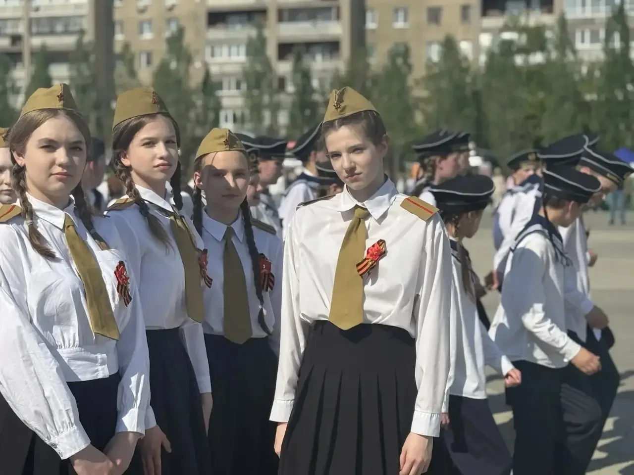 🇷🇺 Честь, песня и мороженое: как наши девушки покорили городской смотр.  19 мая ученицы нашей школы 