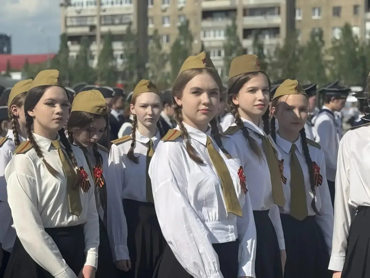 🇷🇺 Честь, песня и мороженое: как наши девушки покорили городской смотр.  19 мая ученицы нашей школы 