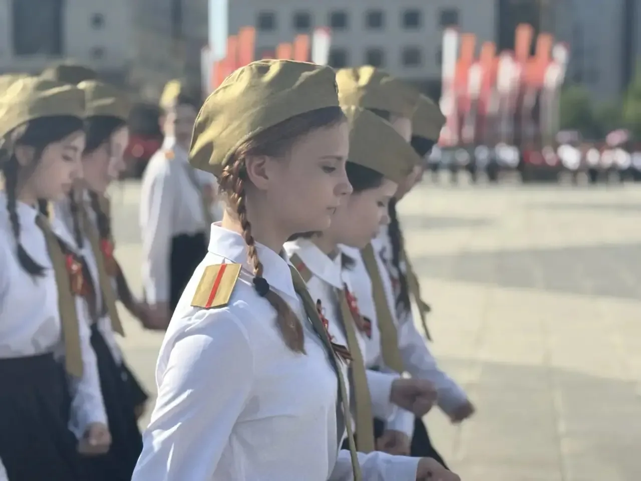 🇷🇺 Честь, песня и мороженое: как наши девушки покорили городской смотр.  19 мая ученицы нашей школы 