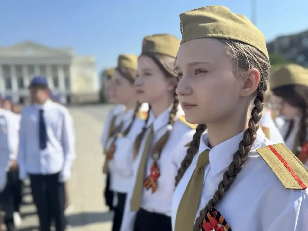 🇷🇺 Честь, песня и мороженое: как наши девушки покорили городской смотр.  19 мая ученицы нашей школы 
