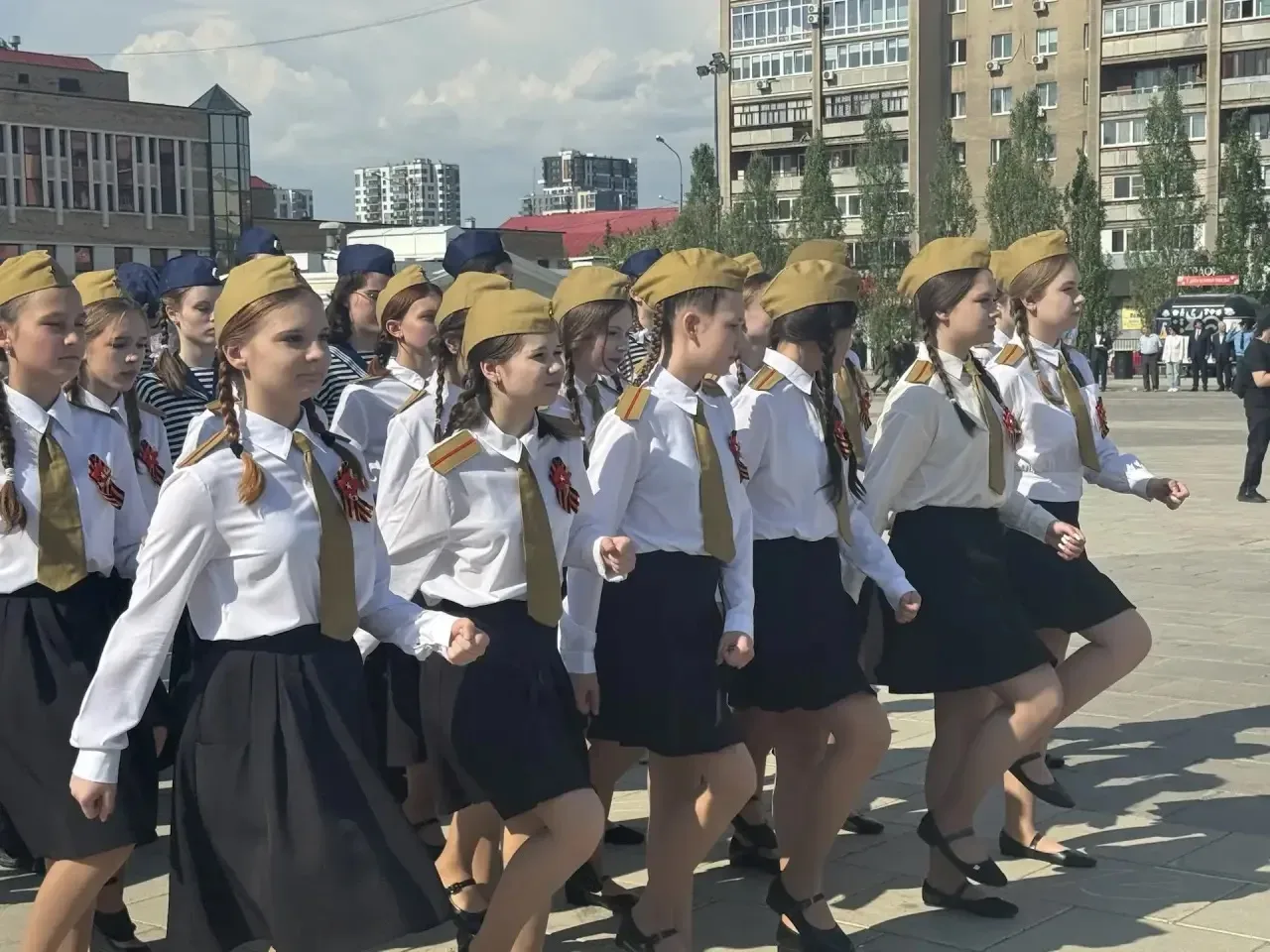 🇷🇺 Честь, песня и мороженое: как наши девушки покорили городской смотр.  19 мая ученицы нашей школы 