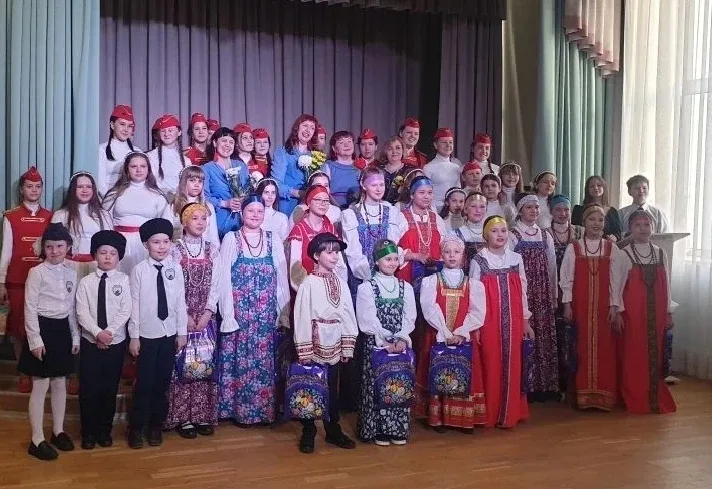 Звуки музыки  Талантливые дети надежды подают, Участвуют в конкурсах, танцуют и поют. И нет для них 