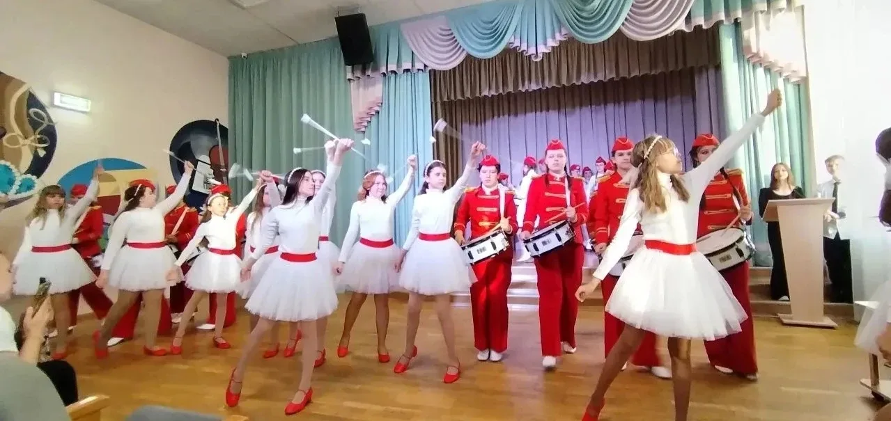 Звуки музыки  Талантливые дети надежды подают, Участвуют в конкурсах, танцуют и поют. И нет для них 