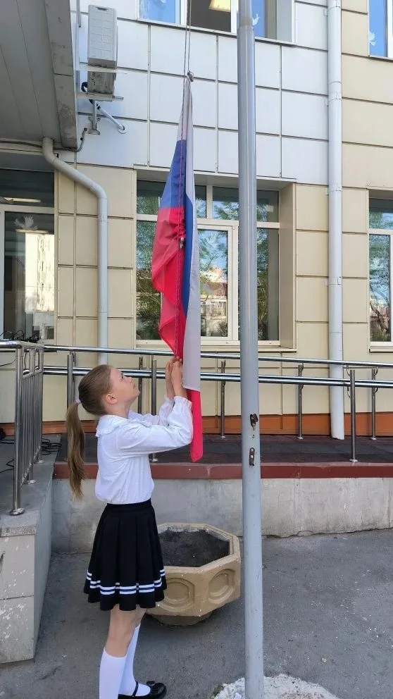 Торжественная церемония поднятия флага и «Разговоры о важном»  Сегодня в школе прошла еженедельная ц