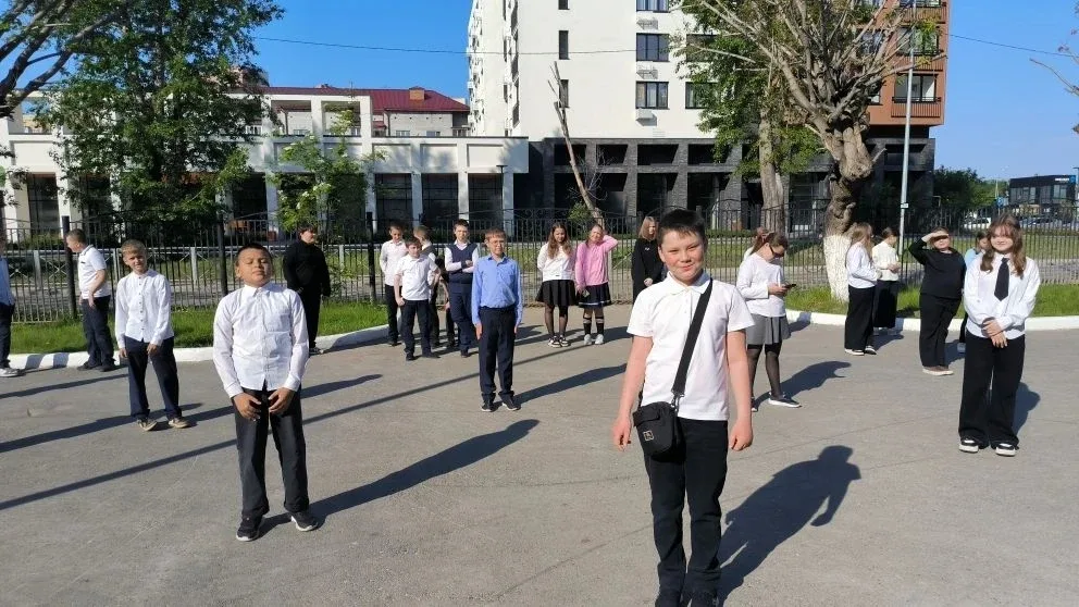Торжественная церемония поднятия флага и «Разговоры о важном»  Сегодня в школе прошла еженедельная ц