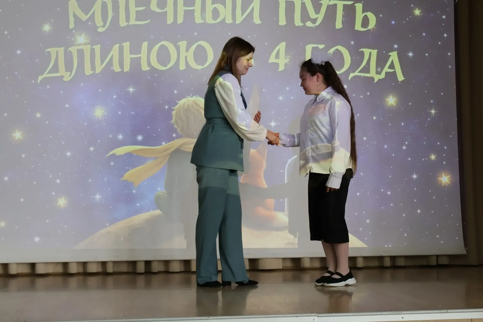 Прощай, начальная школа!   Два дня в нашей школе звучали аплодисменты, светились улыбки, но было чут