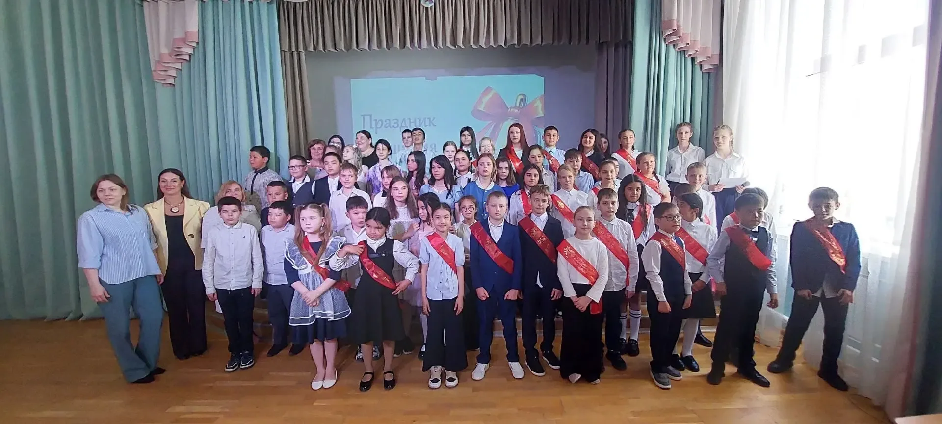 Прощай, начальная школа!   Два дня в нашей школе звучали аплодисменты, светились улыбки, но было чут