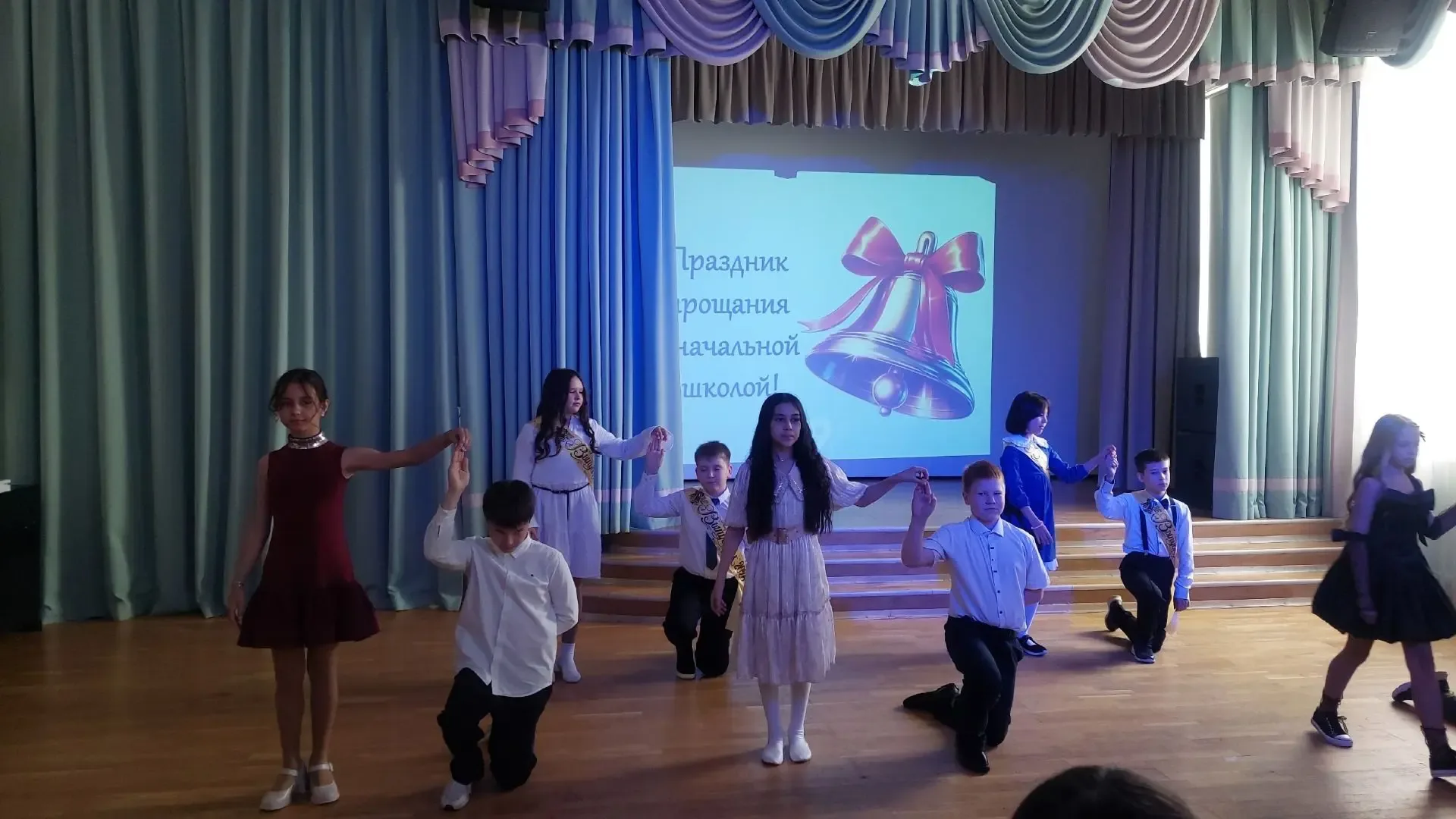 Прощай, начальная школа!   Два дня в нашей школе звучали аплодисменты, светились улыбки, но было чут