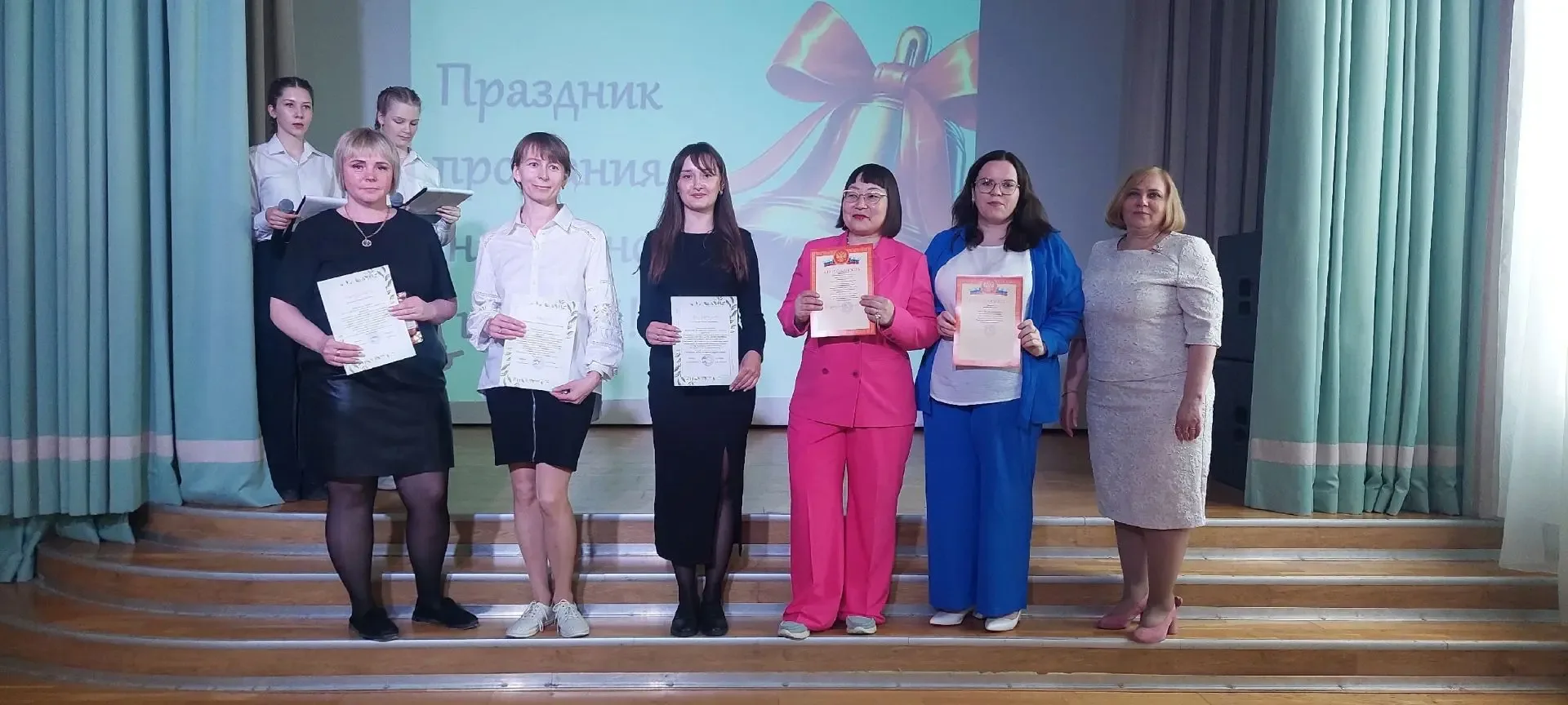Прощай, начальная школа!   Два дня в нашей школе звучали аплодисменты, светились улыбки, но было чут
