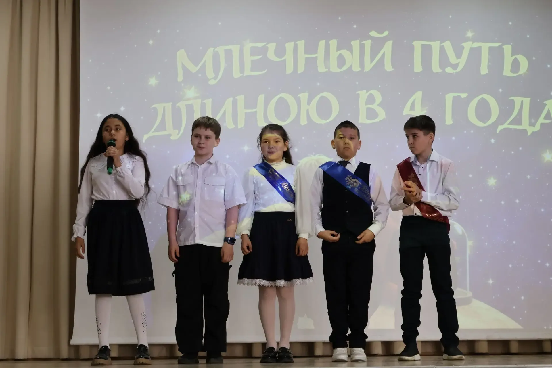 Прощай, начальная школа!   Два дня в нашей школе звучали аплодисменты, светились улыбки, но было чут