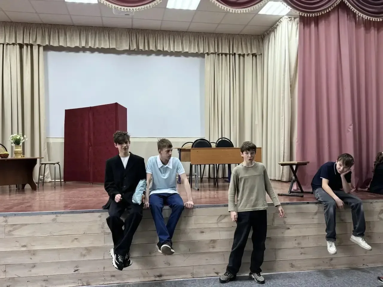 Конец года - это время театральных премьер в школе 36. Младшая группа студии «#ТВояШкола» показала с