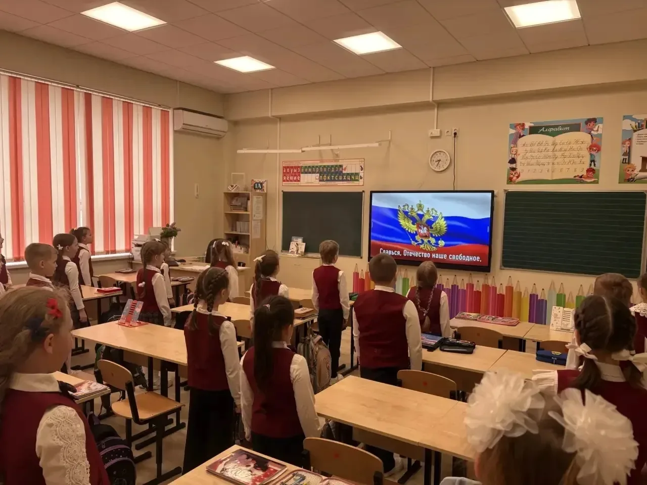 🇷🇺 ТРАДИЦИОННОЕ ПОДНЯТИЕ ФЛАГА И «РАЗГОВОРЫ О ВАЖНОМ»  Каждый понедельник в МБОУ СОШ №11 г. Ессентук