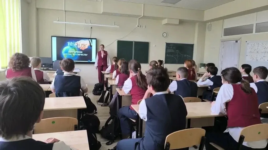 🛡 ПРОФИЛАКТИЧЕСКИЕ БЕСЕДЫ В РАМКАХ «РАЗГОВОРОВ О ВАЖНОМ»  В МБОУ СОШ №11 г. Ессентуки им. Героя РФ К