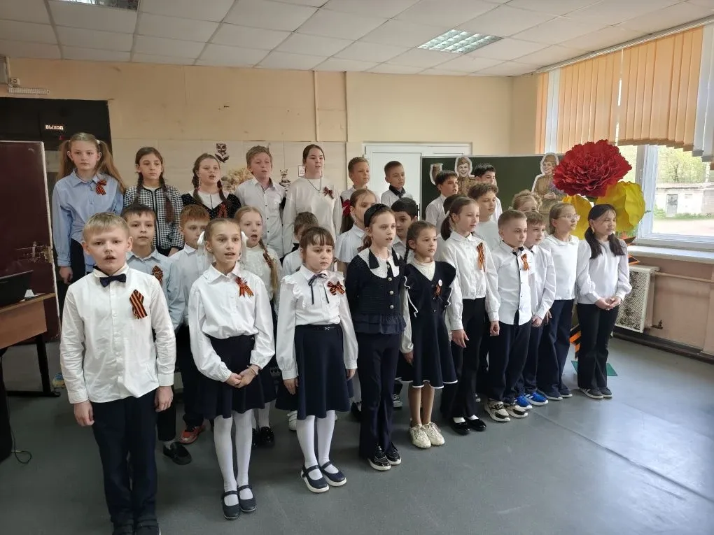 🎤 «Битва хоров» ко Дню Победы: как это было!  В нашей школе с большим успехом прошла «Битва хоров», 