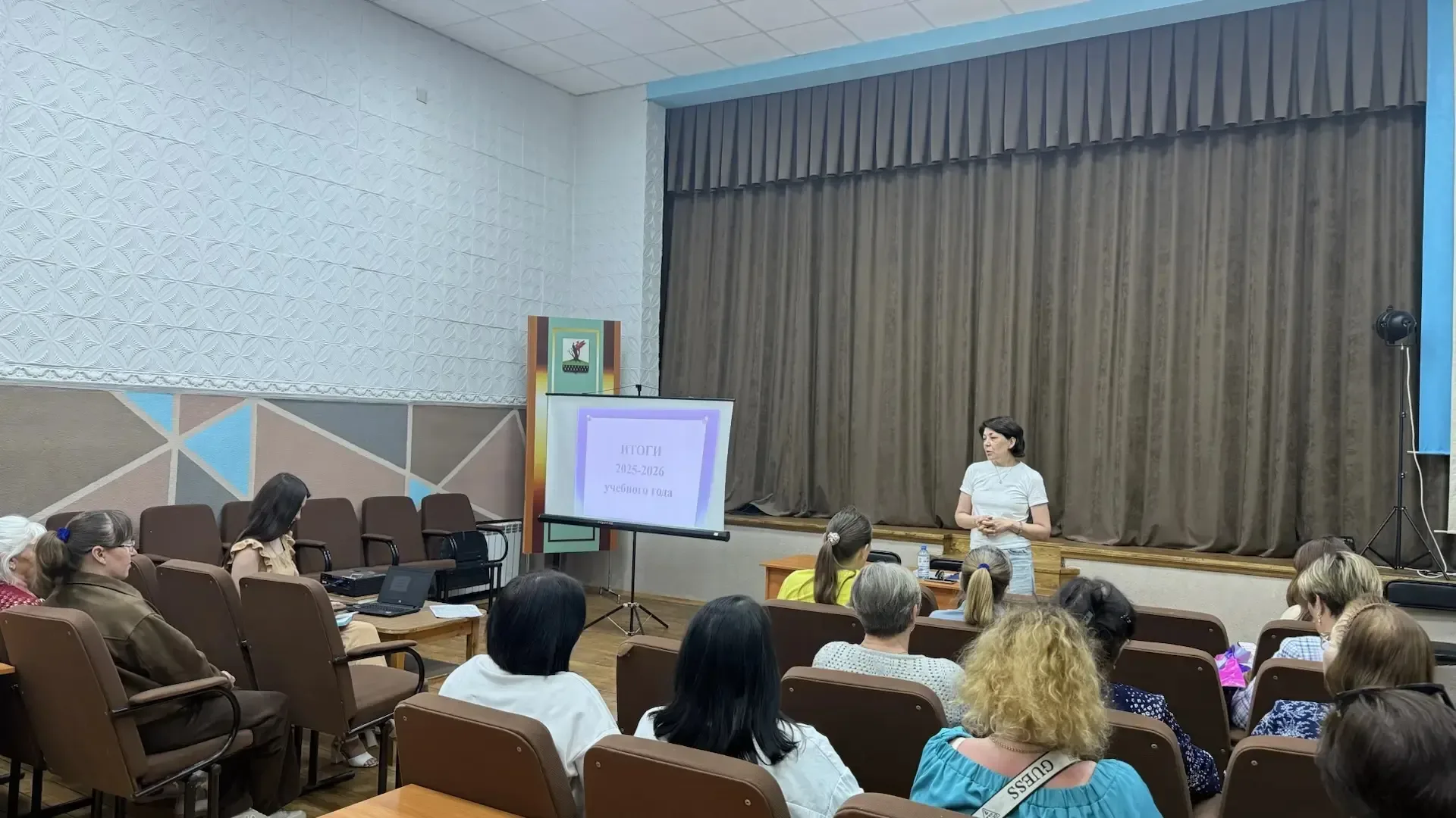 В Бехтеревской средней школе прошло общешкольное родительское собрание. Подвели итоги учебного года,