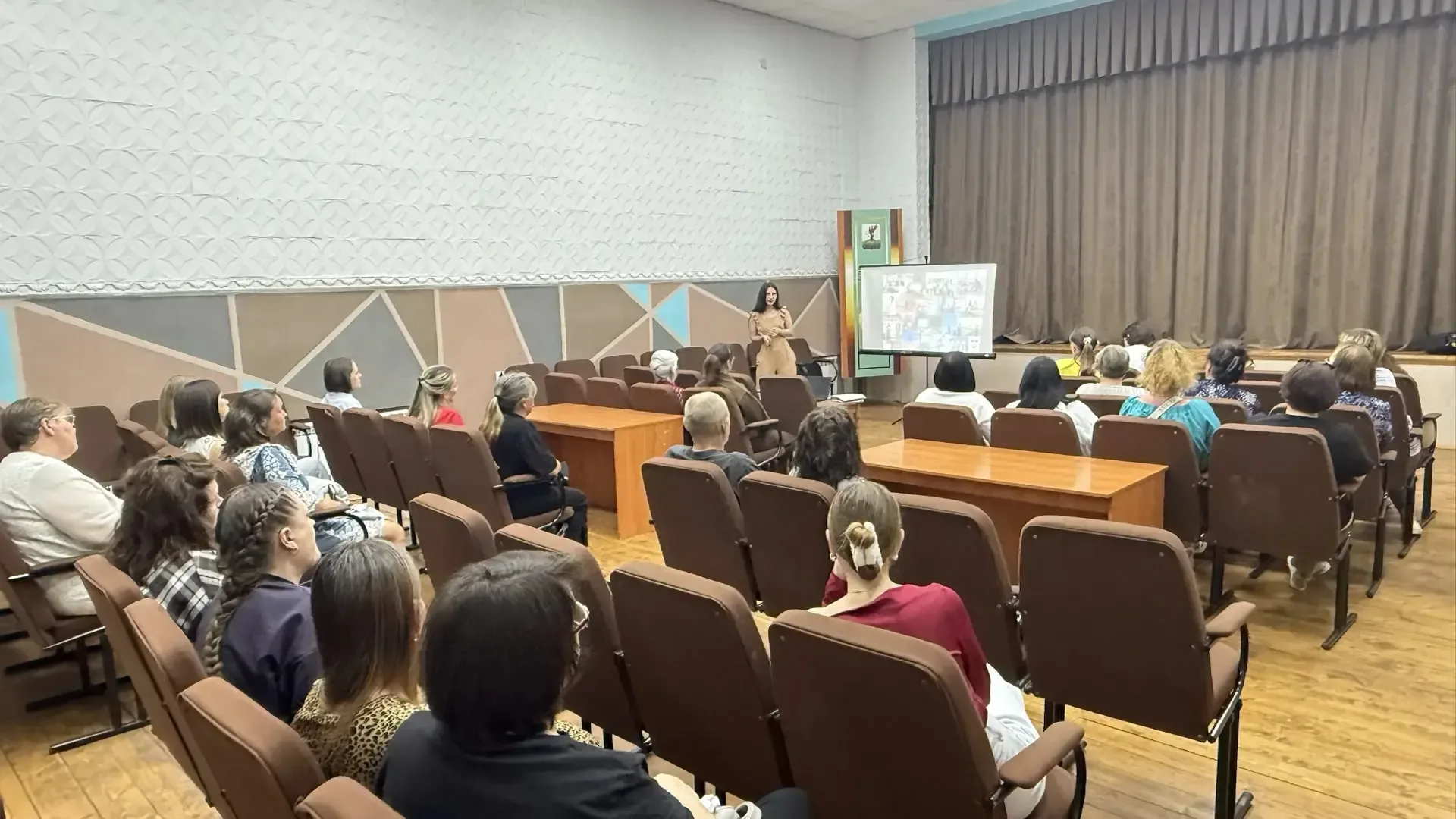 В Бехтеревской средней школе прошло общешкольное родительское собрание. Подвели итоги учебного года,