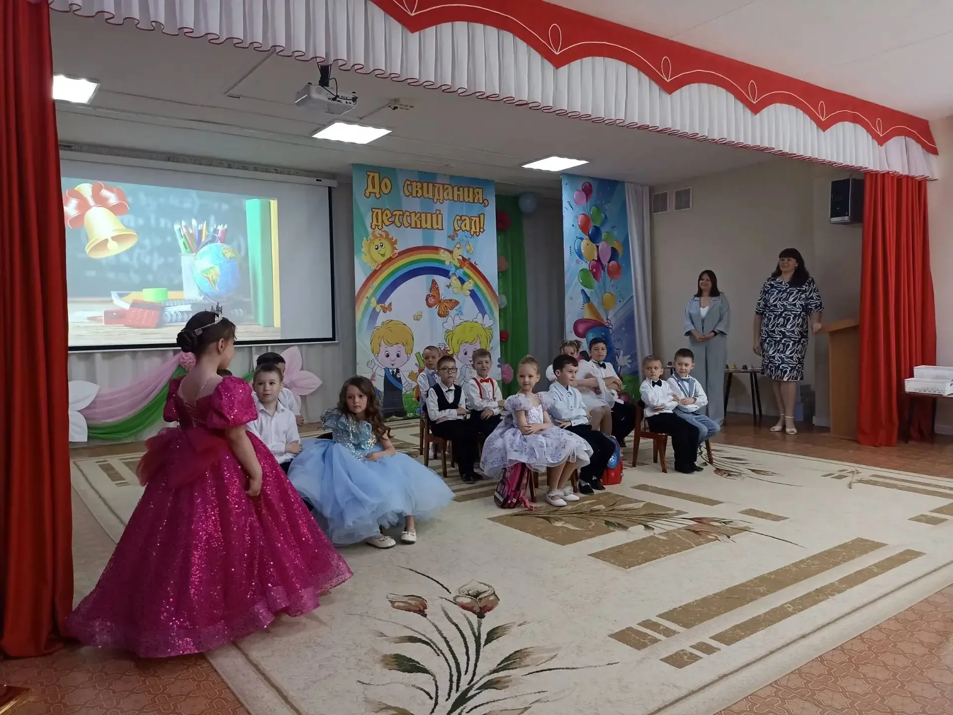 В  детском  саду №26 «Семицветик» прошли выпускные утренники для подготовительных групп. Праздники п