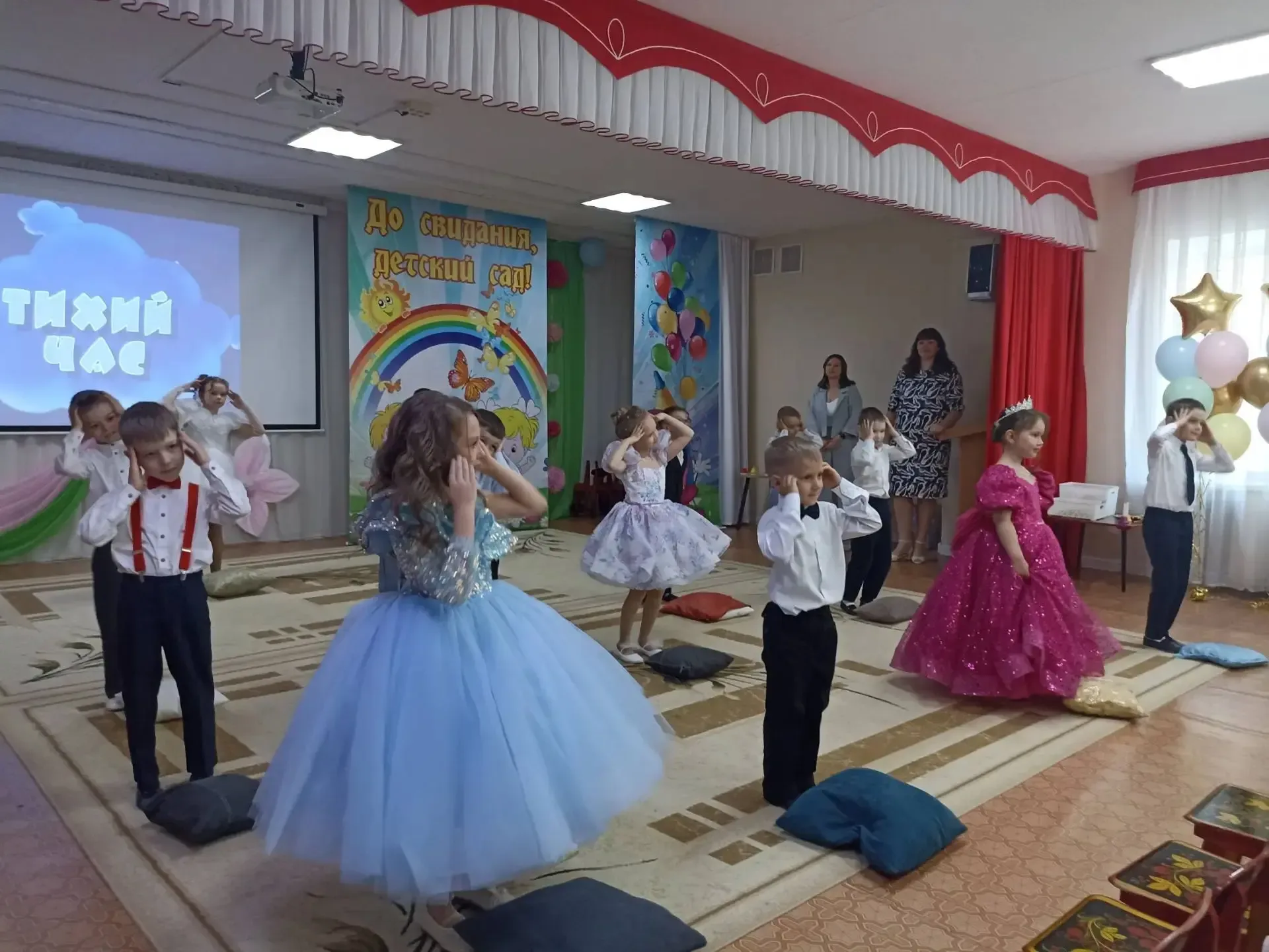 В  детском  саду №26 «Семицветик» прошли выпускные утренники для подготовительных групп. Праздники п
