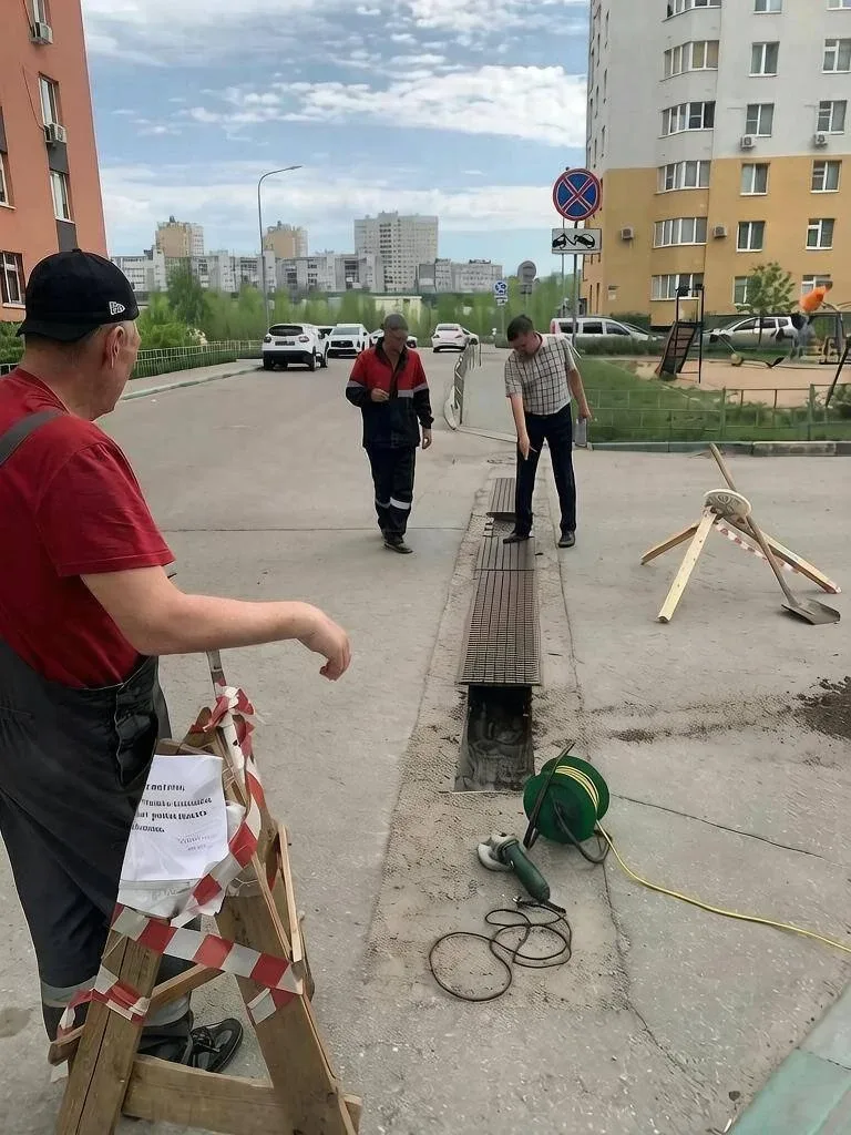 Уважаемые жители и гости микрорайона!  Сегодня между 61 и 67 домом проводятся работы по укреплению к