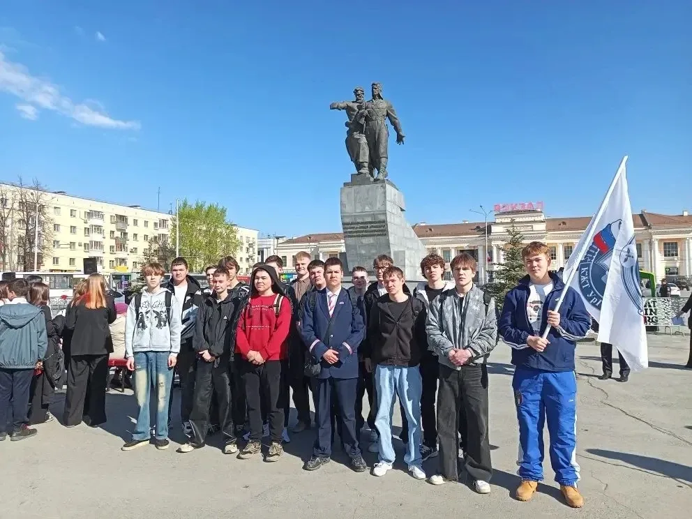 5 мая обучающиеся группы ТПСл-135 (КЖТ) почтили память и возложили цветы воинам Уральского доброволь