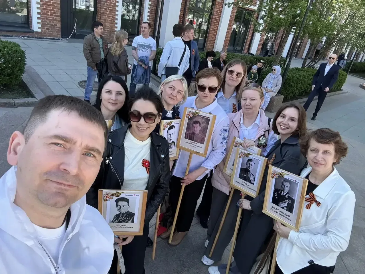 Сегодня коллектив нашей школы принял участие в народном шествии «Бессмертный полк», отдав дань уваже