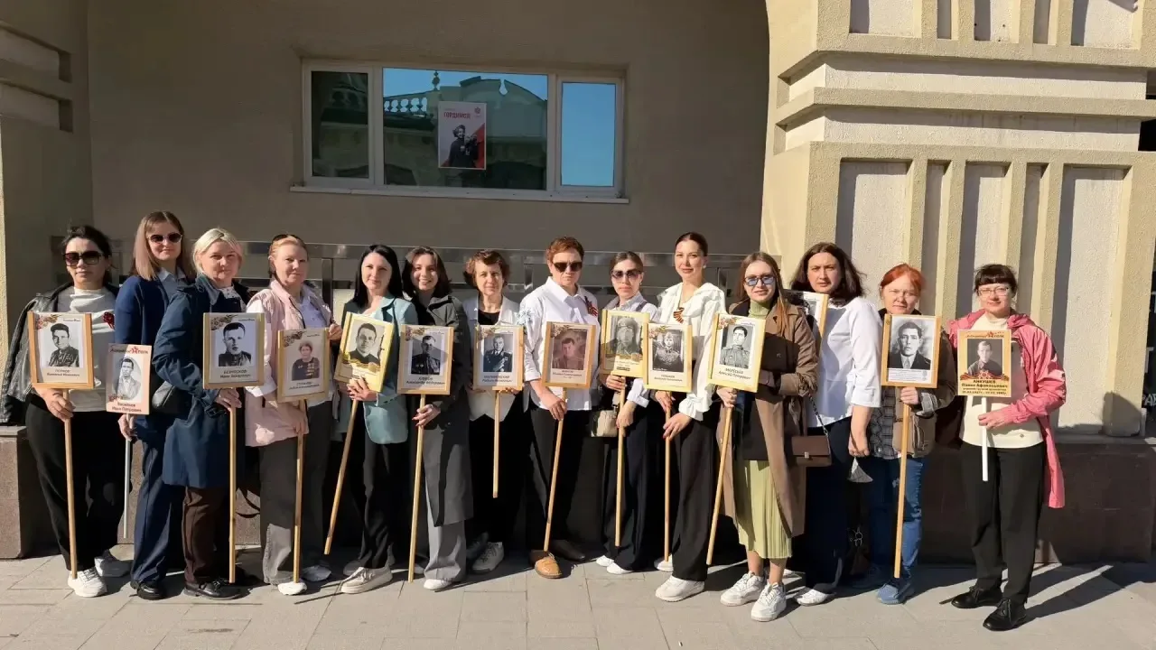 Сегодня коллектив нашей школы принял участие в народном шествии «Бессмертный полк», отдав дань уваже