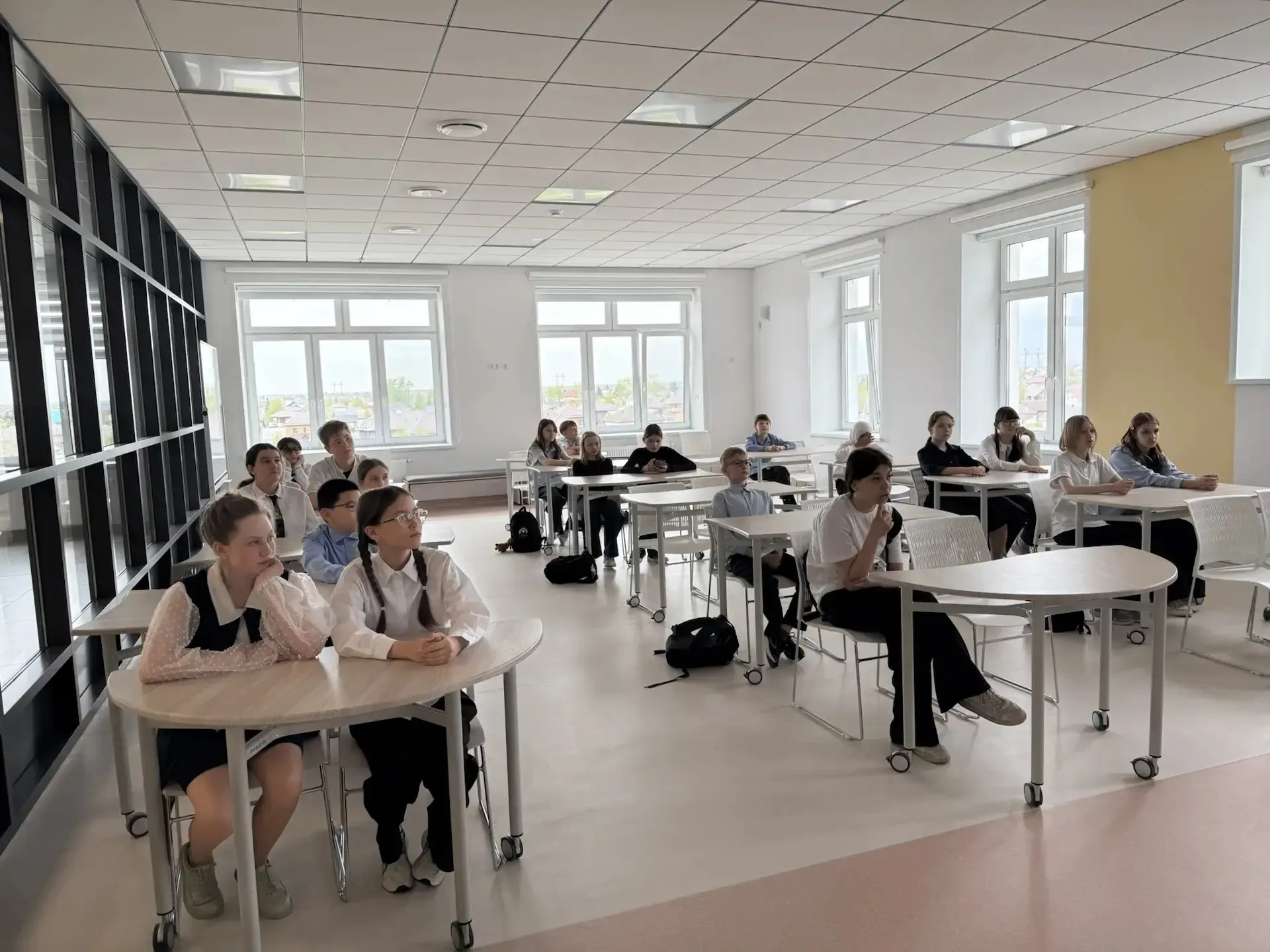 В стенах нашей школы прошла встреча с настоящим писателем. Шестиклассники познакомились с творчество