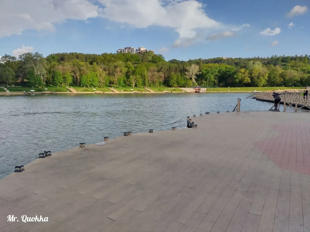 Вот такой вопрос 💬  «Так что же чинил мэр Е. Моисеев, спуская зимой озеро?! Перила как были поломаны