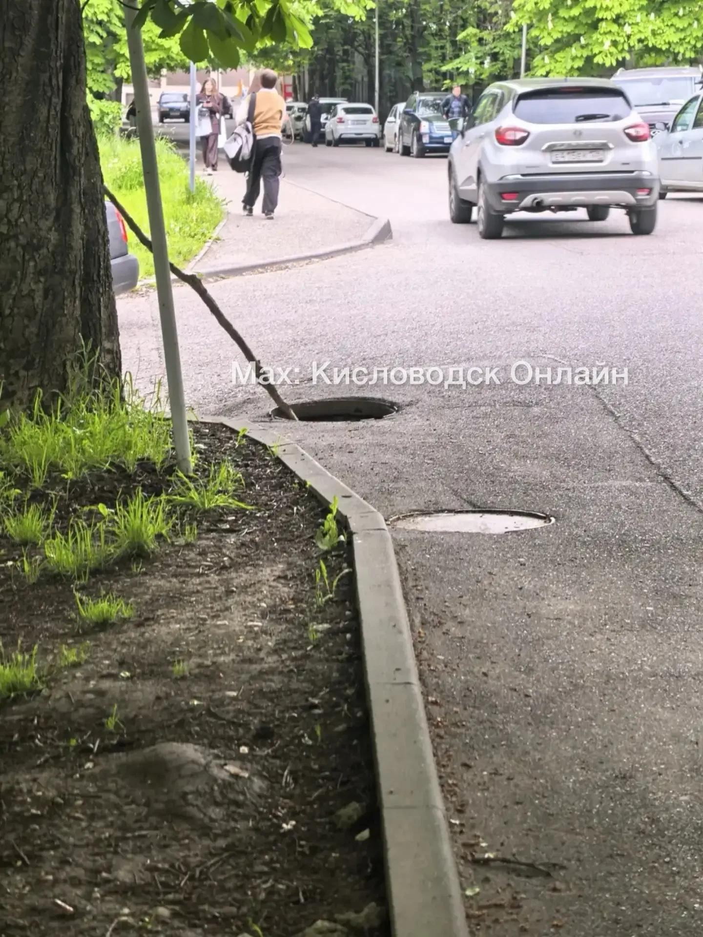 💬 Возле роддома уже 4 месяца вот такая картина. Подскажите, можно ли закрыть уже этот люк?? Там же х