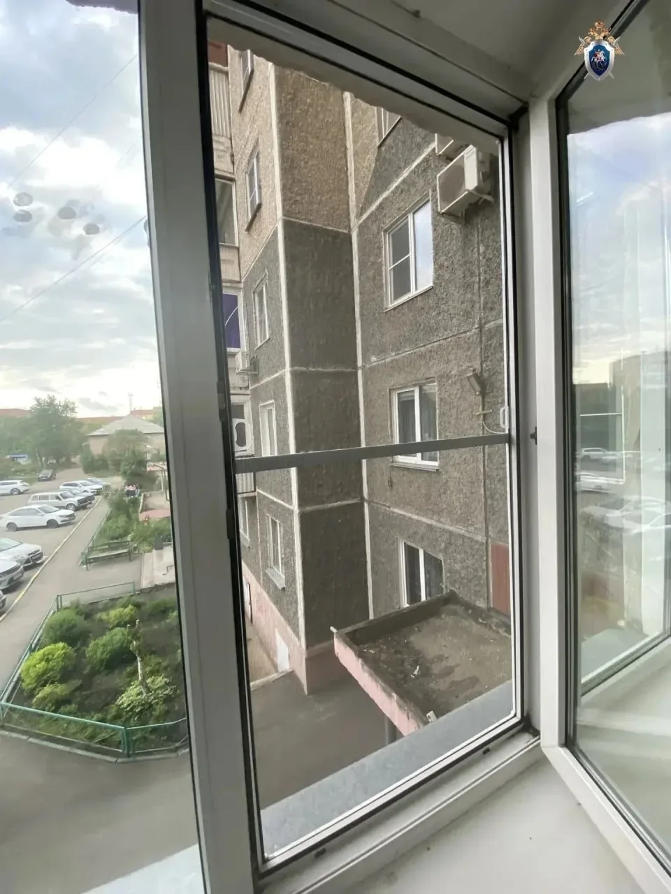 Маленький ребенок в возрасте одного года выпал из окна в городе Копейске  19 мая вечером ребенок взо