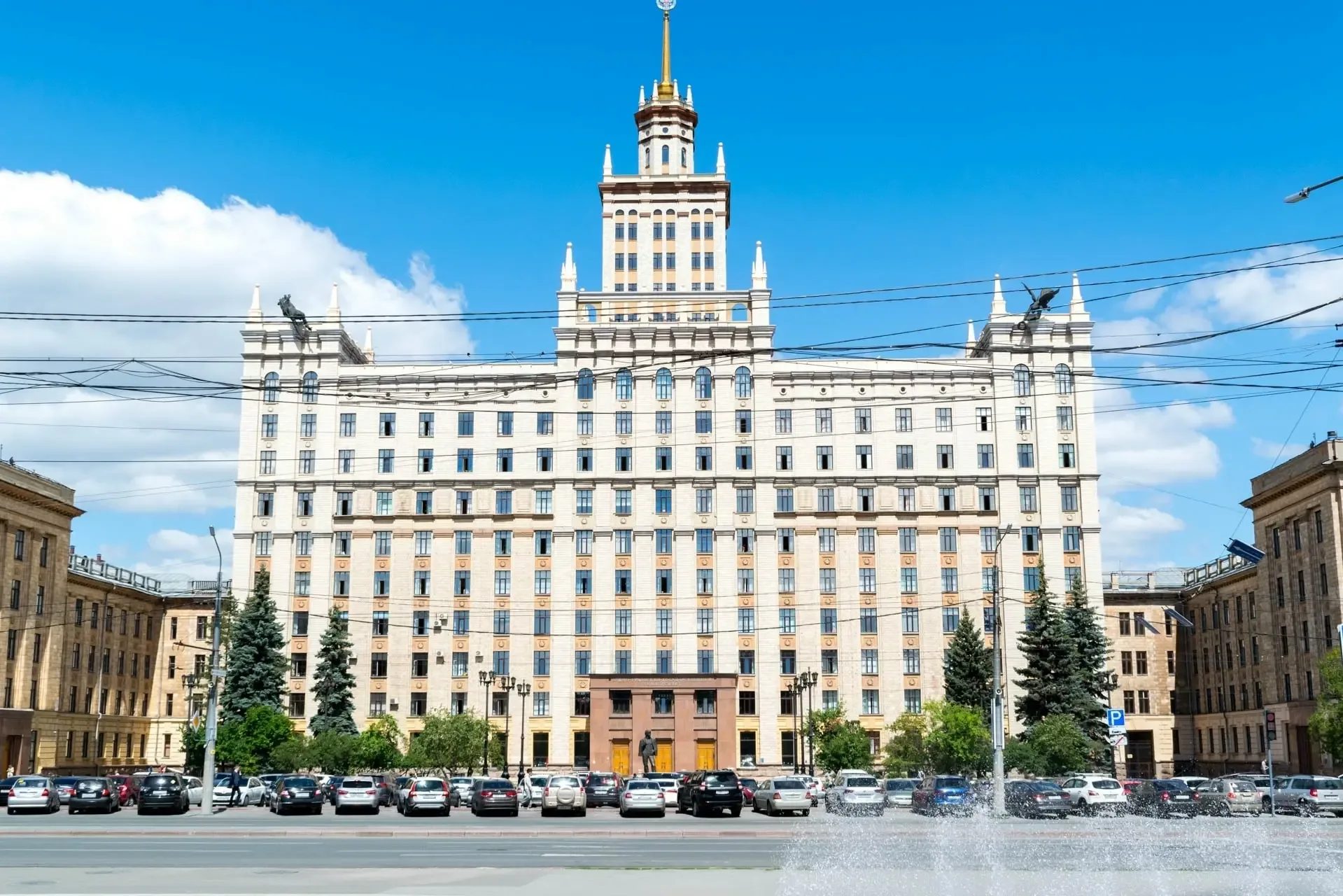 Минобрнауки обнародовало данные о среднемесячной заработной плате руководителей вузов за 2025 год.  