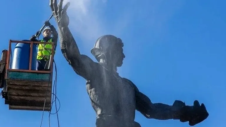 В Челябинске к 9 Мая уже начинают тщательно очищать памятники  Работники коммунальных служб активно 