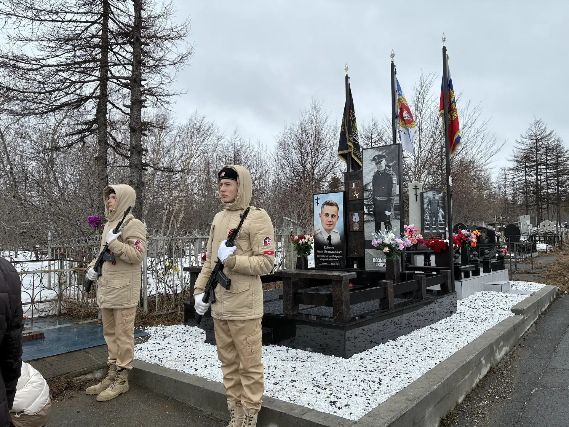 🕊 В преддверии Дня Победы ученики нашей гимназии и активисты Движения Первых отдали дань уважения ге
