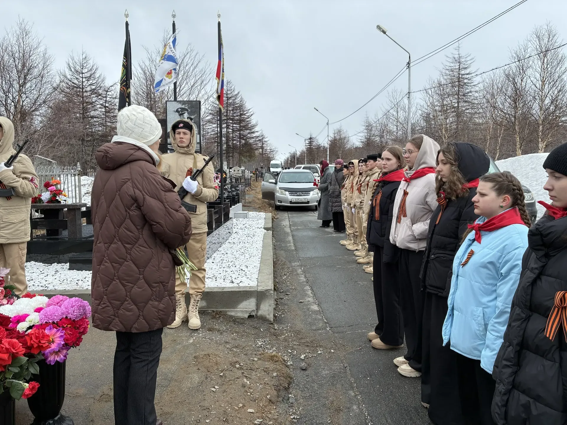 🕊 В преддверии Дня Победы ученики нашей гимназии и активисты Движения Первых отдали дань уважения ге