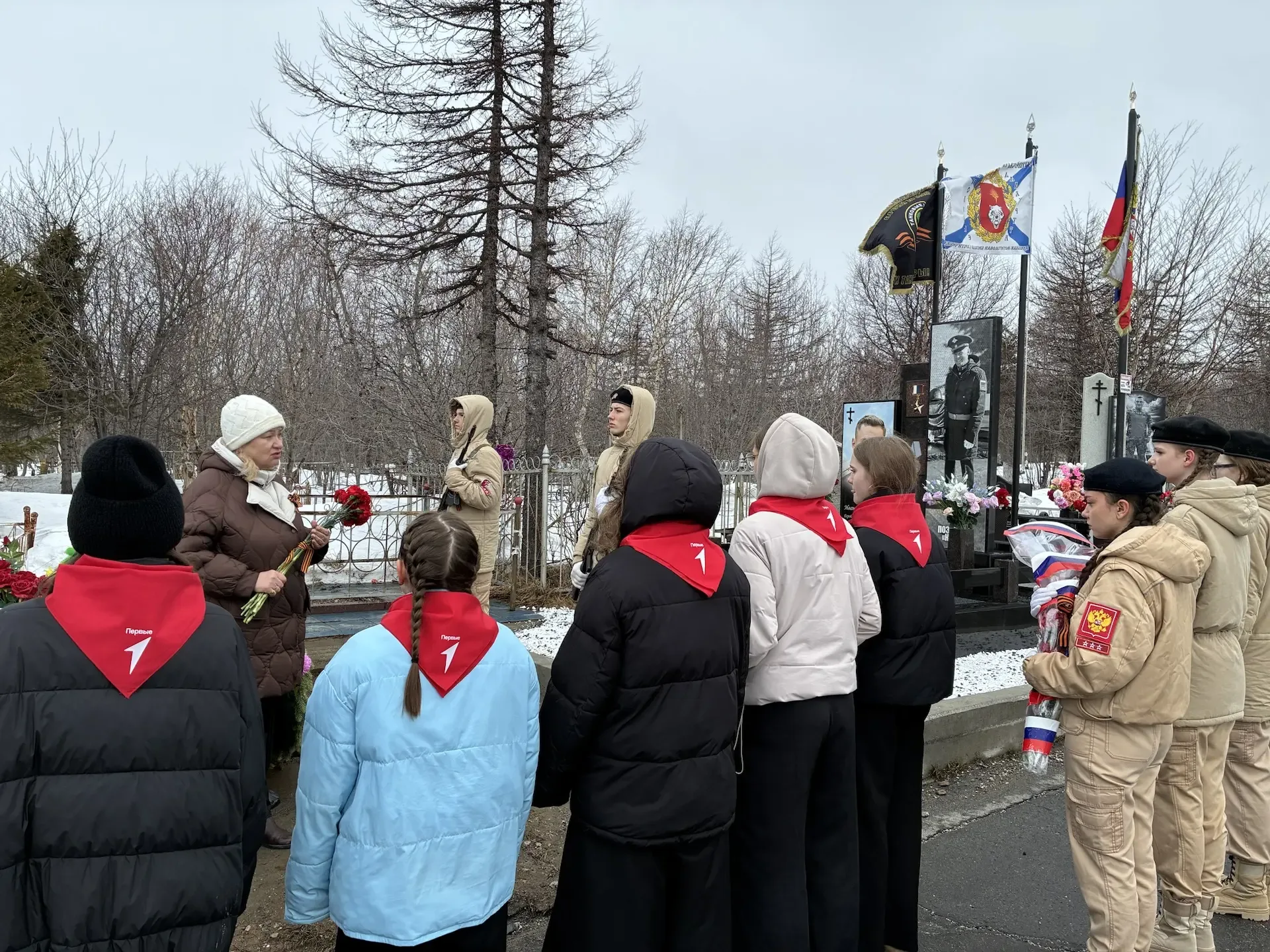 🕊 В преддверии Дня Победы ученики нашей гимназии и активисты Движения Первых отдали дань уважения ге