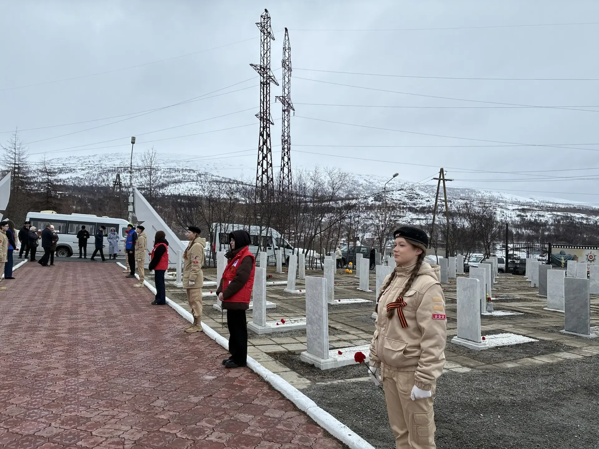 🕊 В преддверии Дня Победы ученики нашей гимназии и активисты Движения Первых отдали дань уважения ге