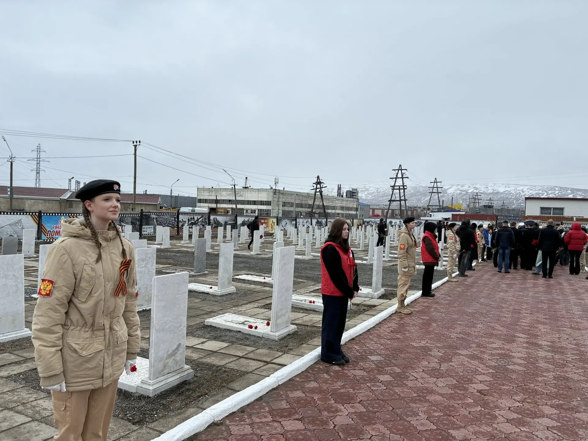 🕊 В преддверии Дня Победы ученики нашей гимназии и активисты Движения Первых отдали дань уважения ге