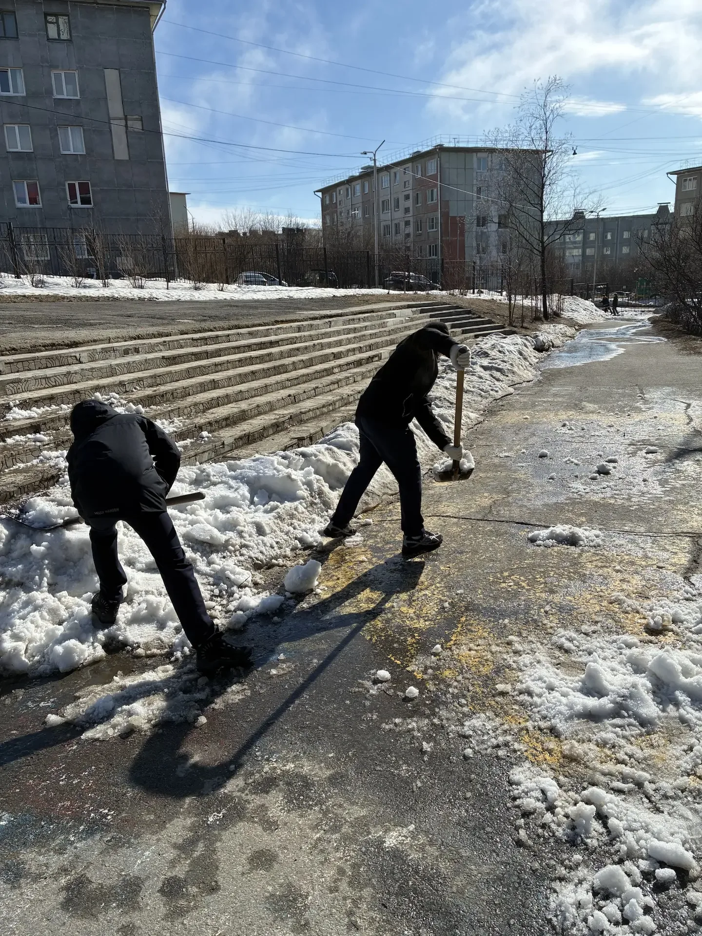 🌱 Субботники продолжаются!  Наши ученики активно помогают весне вступить в свои права! Ребята провод