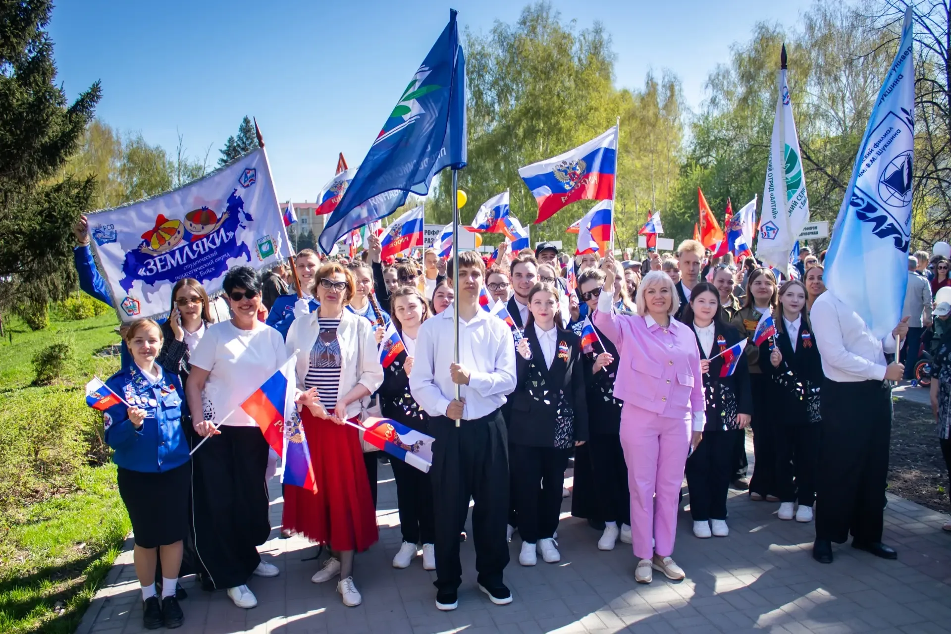 🇷🇺🇷🇺🇷🇺Первомайское шествие в Бийске прошло на высоком организационном уровне и в атмосфере всеобщего