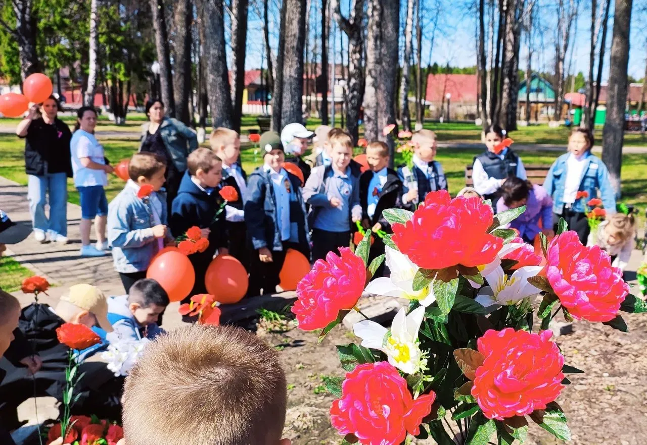🇷🇺ТОРЖЕСТВЕННАЯ ЛИНЕЙКА ПАМЯТИ  🇷🇺Сегодня, накануне Дня Победы, в нашей школе для учащихся начальных