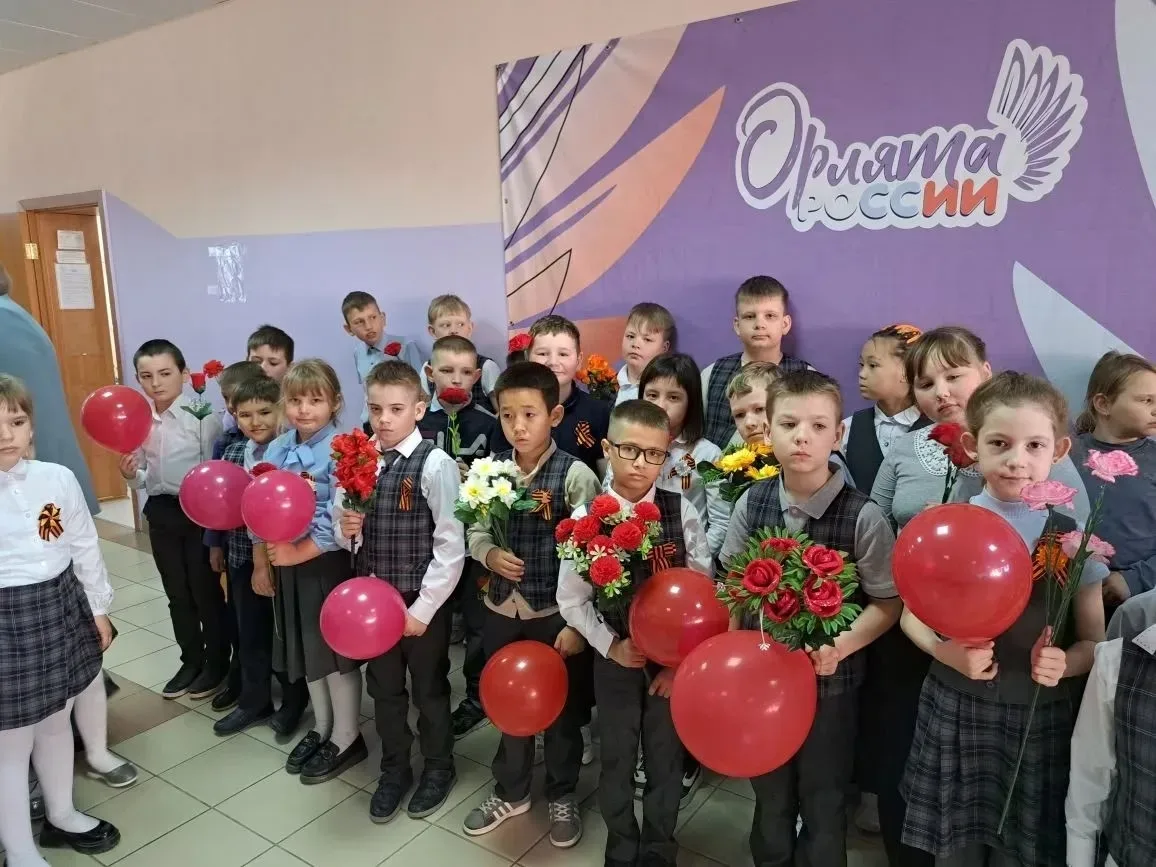 🇷🇺ТОРЖЕСТВЕННАЯ ЛИНЕЙКА ПАМЯТИ  🇷🇺Сегодня, накануне Дня Победы, в нашей школе для учащихся начальных