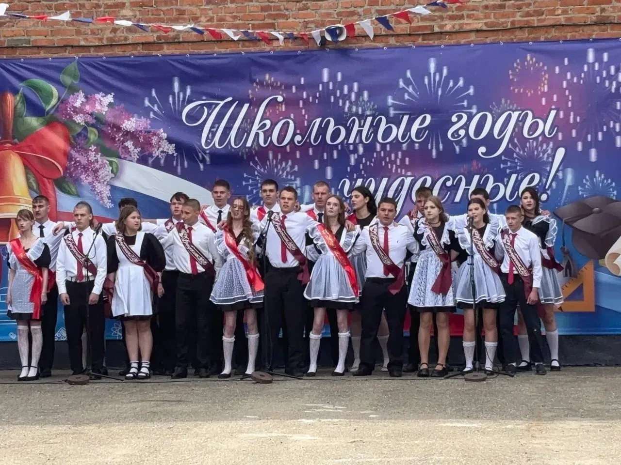 Вальс, слезы радости и напутствия.  В школе № 53 прошел праздник «Последний звонок»  26 мая 2026 год