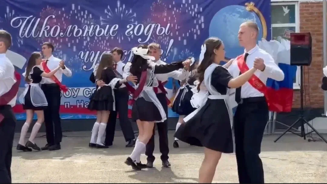 Вальс, слезы радости и напутствия.  В школе № 53 прошел праздник «Последний звонок»  26 мая 2026 год