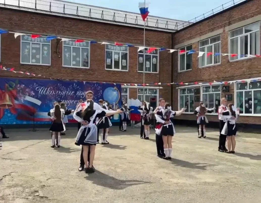 Вальс, слезы радости и напутствия.  В школе № 53 прошел праздник «Последний звонок»  26 мая 2026 год